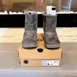 Excellent condition!!  UGG Bailey Bow II Water Resistant Genuine Shearling Boot